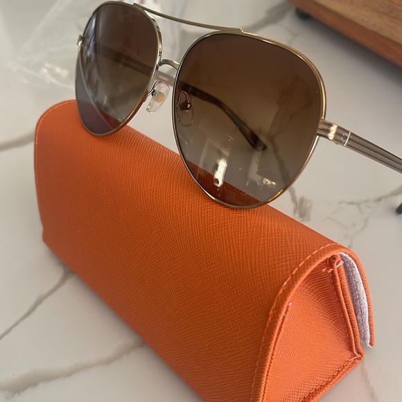 Tory Burch Accessories - Tory Burch
Polarized 62mm
Aviator Sunglasses